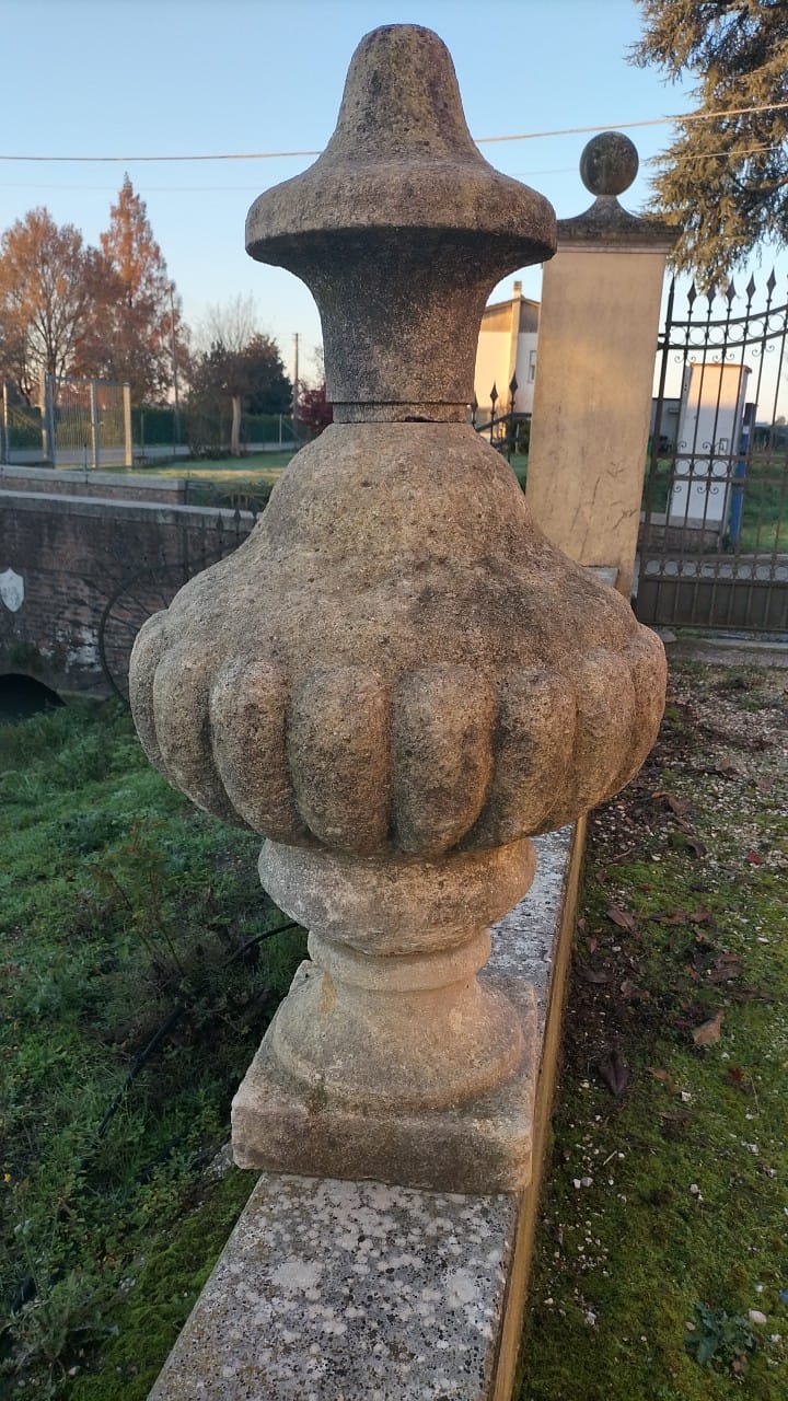 Coppia di pinnacoli in pietra di Vicenza - H 125 cm